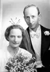 Brudparet ingenjör Ragnar Kåby, Flygfältsvägen 87, Riksby. 5 januari 1945. Fotografierna sändes till fru Anna Fagerlind, Engelbrektsgatan 53, Gävle.
