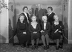 Gruppporträtt tagit i hemmet. Fröken Hulda Carlsson, Nygatan 61, Gävle. 8 december 1944.