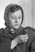 Arbetarbladet, flicka med den första tussilagon (hästhov). Mars 1945.