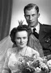 Brudparet Folke Alnevik, Kaserngatan 37, Gävle. 19 maj 1945.