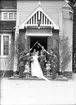 Brudparet Hellman utanför Bomhus Kyrka. Intendet Hellman, Villa Nyberg, Korsnäsverken, Gävle. 19 maj 1945.