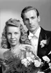 Brudparet Alf Larsson, Sjätte Tvärgatan 24, Gävle. 30 juni 1945.