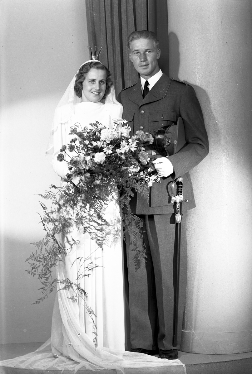 Brudparet O. Dahlström, Hagavägen 3, Gävle. 8 juli 1945.