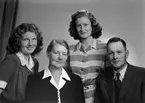 Familjeporträtt. K. A. Jonsson, Holmsundgatan 6, Gävle. 23 juli 1945.