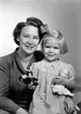 Doktorinna Samuelsson med dotter. 3 september 1945.