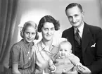 Gruppfotografi av familjen Carlsson. November 1944.