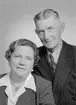 Herr och fru Hans Olov Sandberg, Gåsholma, Axmarby. 4 september 1945.