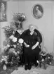 Fru Rydström firar 80-årsdag. 5 oktober 1945. Fotografiet är tagit i hemmet. Fru M. Rydström, Eddagatan 4, Gävle.