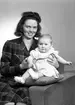 Fru Astrid Holmström med dotter. 12 november 1945. Fru Astrid Holmström, Brynäsgatan 13, Gävle.
