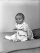 Fru Astrid Holmströms lilla dotter. 12 november 1945. Fru Astrid Holmström, Brynäsgatan 13, Gävle.