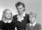Fru Granting med son och dotter. 20 november 1945. Tandläkare Granting, Ockelbo.