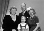 Familjen Erik Rehnström. 24 november 1945. Direktör Erik Rehnström, Bergsgatan 60, Gävle.