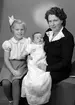 Fru Aina Westling och två barn, 6 december 1945. Fru Aina Westling, Norra Kansligatan 4, Gävle.