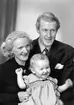 Familjeporträtt, man och hustru med dotter, 10 december 1945. Herr Kock.