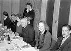 Fotografi tagit i bostaden på 70-årsdagen, 11 mars 1946. Fabrikör Carl Abraham Elfström, Södra Centralgatan 7, Gävle.
