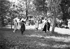 I.O.G.T:s sommarhem Lindesberg på Norrlandet, Gävle. Invigning den 30 juni 1940. Ägt av G.G.I.K. Godtemplarordens flagga är hissad. En mötesplats för ungdomar under krigsåren då Sverige var stängt. Det var fester, lekar, bad och dans på bryggan. Lindesberg låg vid viken mellan Frivy, Lervik och Kullsand. Revs när hamnen byggdes ut. Den som nu minns med glädje och tacksamhet dessa tider är nu 84-åriga Karin.