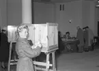Från valdagen. Den 14 september 1946. Man vid röstskärm