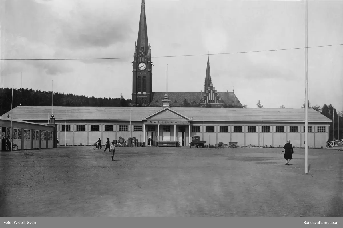 En svit bilder som visar mässområdet för Sundsvallsutställningen 1928. Bild 1. Maskinhallen på Läroverksplanen. Bild 2. Automobilutställningshallen (i vinkel mot maskinhallen). Bild 3. Interiör av maskinhallen. Bild 4. Restaurangen i skolparken (Handelsskolan till vänster). Bild 5. Restaurangen (se föregående bild). Bild 6. G A-skolans gymnastikhus (användes som mässhall). Bild 7. Nöjesfältet med utsiktstorn och ruschkanor. Bild 8. Viadukten över järnvägen mellan skolorna Läroverket och G A-skolan. Bild 9. Karta över utställningsområdet ur katalog.