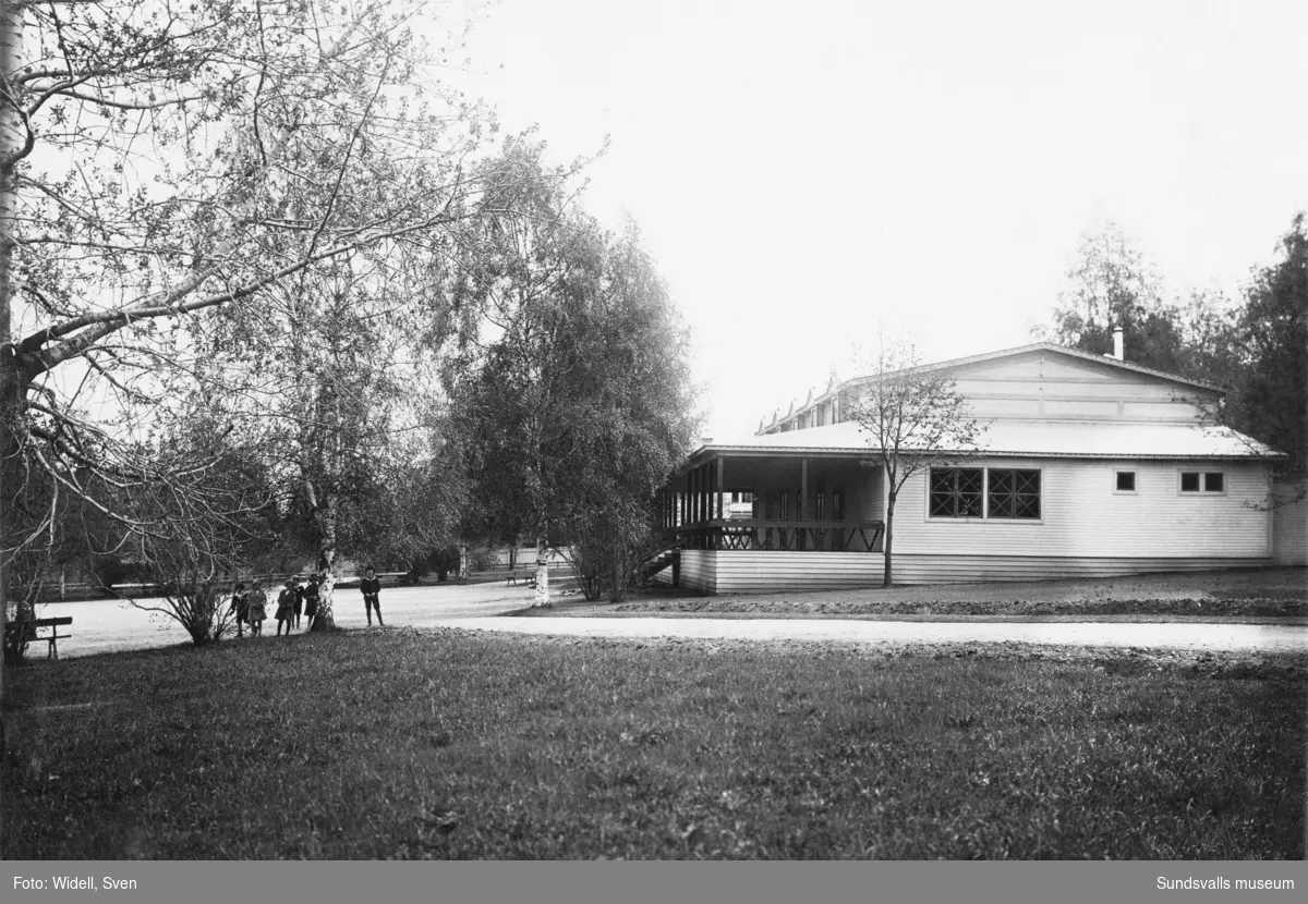 En svit bilder som visar mässområdet för Sundsvallsutställningen 1928. Bild 1. Maskinhallen på Läroverksplanen. Bild 2. Automobilutställningshallen (i vinkel mot maskinhallen). Bild 3. Interiör av maskinhallen. Bild 4. Restaurangen i skolparken (Handelsskolan till vänster). Bild 5. Restaurangen (se föregående bild). Bild 6. G A-skolans gymnastikhus (användes som mässhall). Bild 7. Nöjesfältet med utsiktstorn och ruschkanor. Bild 8. Viadukten över järnvägen mellan skolorna Läroverket och G A-skolan. Bild 9. Karta över utställningsområdet ur katalog.