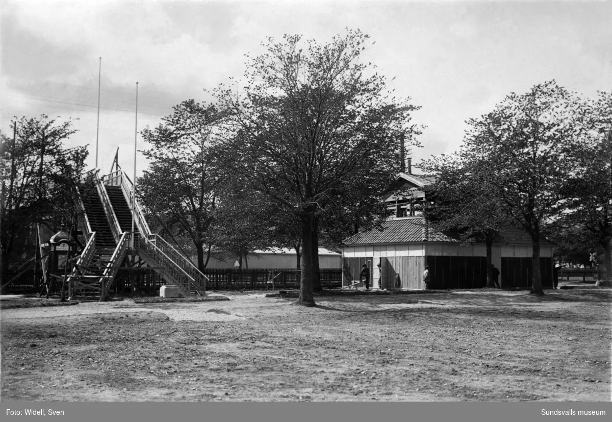 En svit bilder som visar mässområdet för Sundsvallsutställningen 1928. Bild 1. Maskinhallen på Läroverksplanen. Bild 2. Automobilutställningshallen (i vinkel mot maskinhallen). Bild 3. Interiör av maskinhallen. Bild 4. Restaurangen i skolparken (Handelsskolan till vänster). Bild 5. Restaurangen (se föregående bild). Bild 6. G A-skolans gymnastikhus (användes som mässhall). Bild 7. Nöjesfältet med utsiktstorn och ruschkanor. Bild 8. Viadukten över järnvägen mellan skolorna Läroverket och G A-skolan. Bild 9. Karta över utställningsområdet ur katalog.