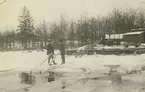 Upptagning av is i Alsterbro på 1920-talet. Isen packades sedan under tjocka lager sågspån och höll sig där till nästa vinter. Allt eftersom tog man fram och fyllde på i isskåpen så maten höll sig färsk.