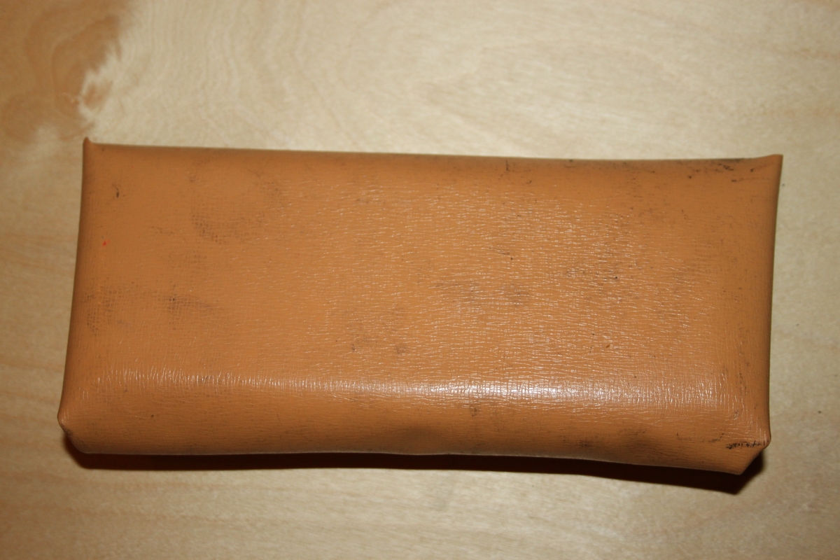 Veske/Futeral til rengjøringsredskaper og blekk til bruk med stensileringsmaskin.