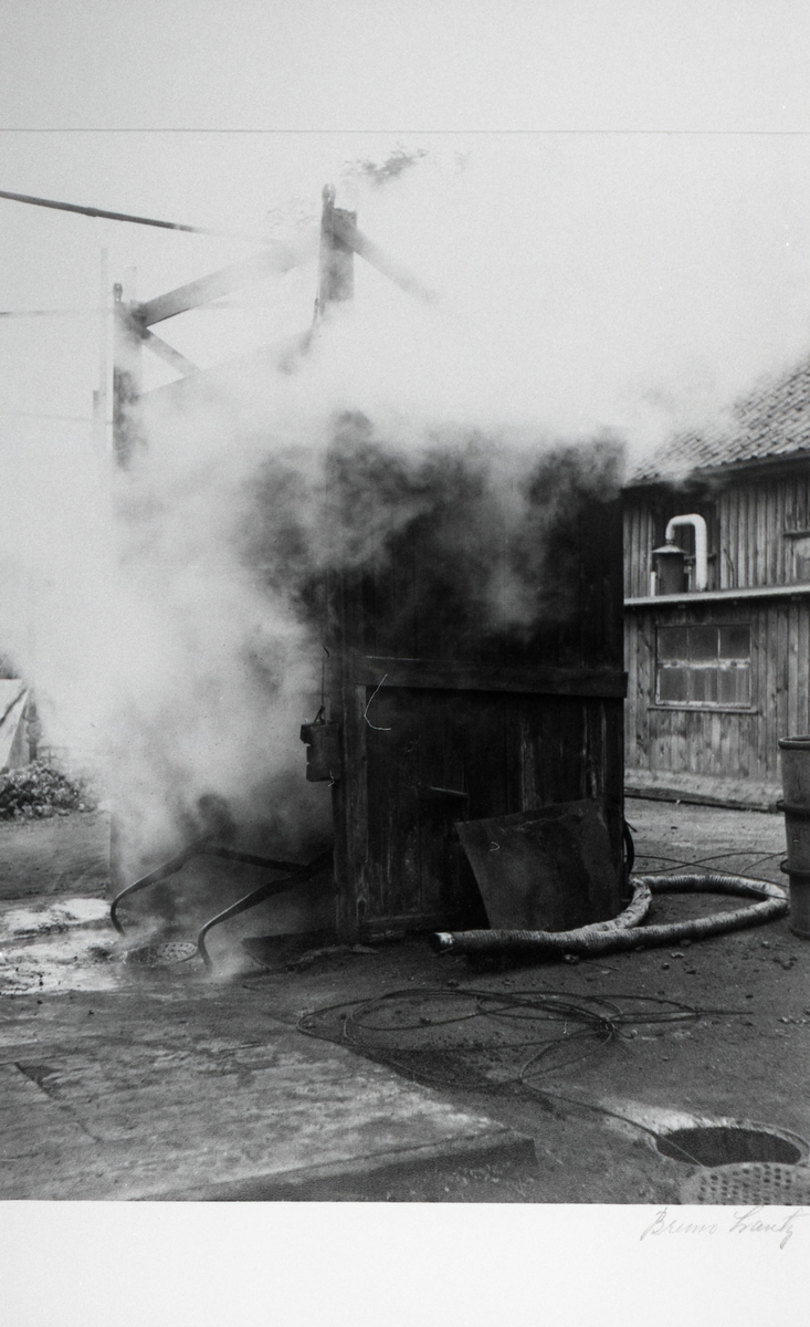 "Slaggen släckes", vid gasverket på Storgatan. Från utställningen "Falköping i bild" 1952.