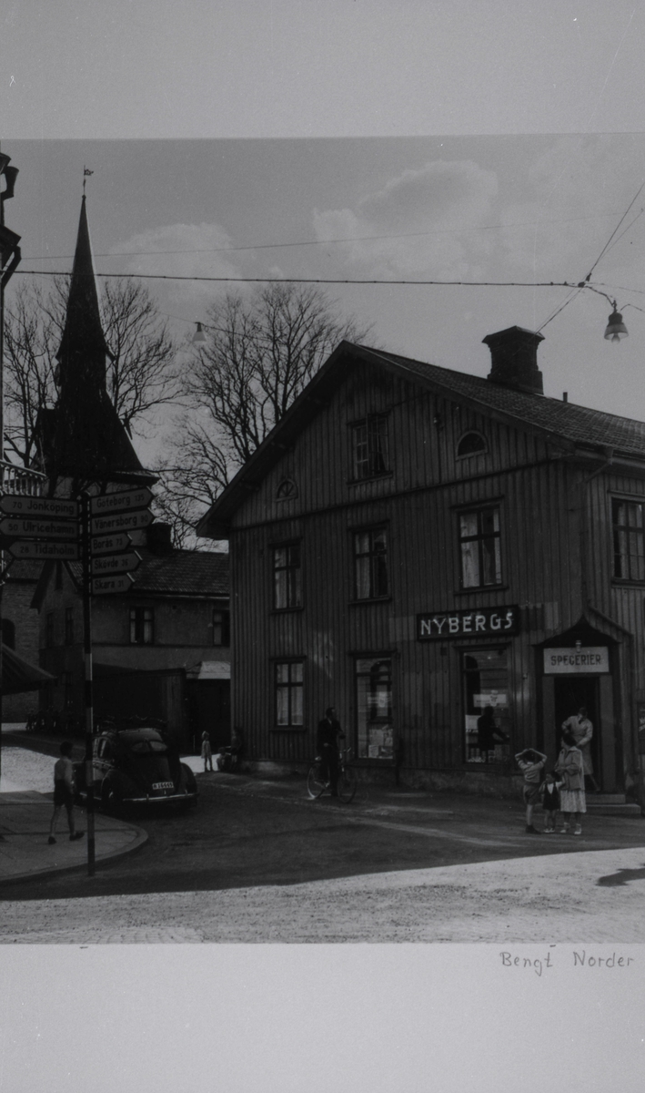 "Vid Nybergs - stängningsdags" (Storgatan - S:t Olofsgatan). Från utställningen "Falköping i bild" 1952.