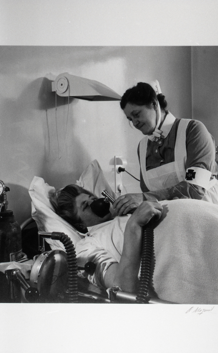 "Syster Hilda ger lustgas till en blivande moder". Från utställningen "Falköping i bild" 1952.