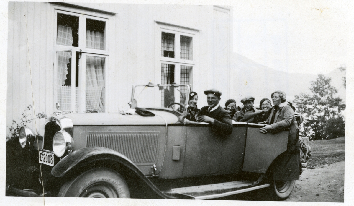 Olaf Bruhallen med hotellgjester i ihotellbilen. Merket er Desoto.