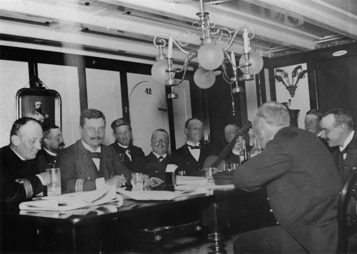 Foto från 1893 visande gunrumsinteriör från pansarskeppet GÖTA.