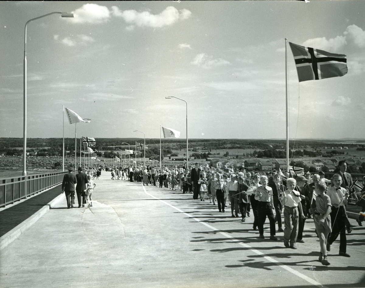 Bybroen (bybroa), åpningen, 18. august 1957.
Fredrikstadbroen (Fredrikstadbroa)
Broåpning
Skoleelever fra Østsiden. 
Flagg

Flaggstenger