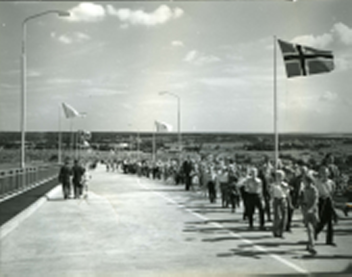 Bybroen (bybroa), åpningen, 18. august 1957.
Fredrikstadbroen (Fredrikstadbroa)
Broåpning
Skoleelever fra Østsiden. 
Flagg

Flaggstenger