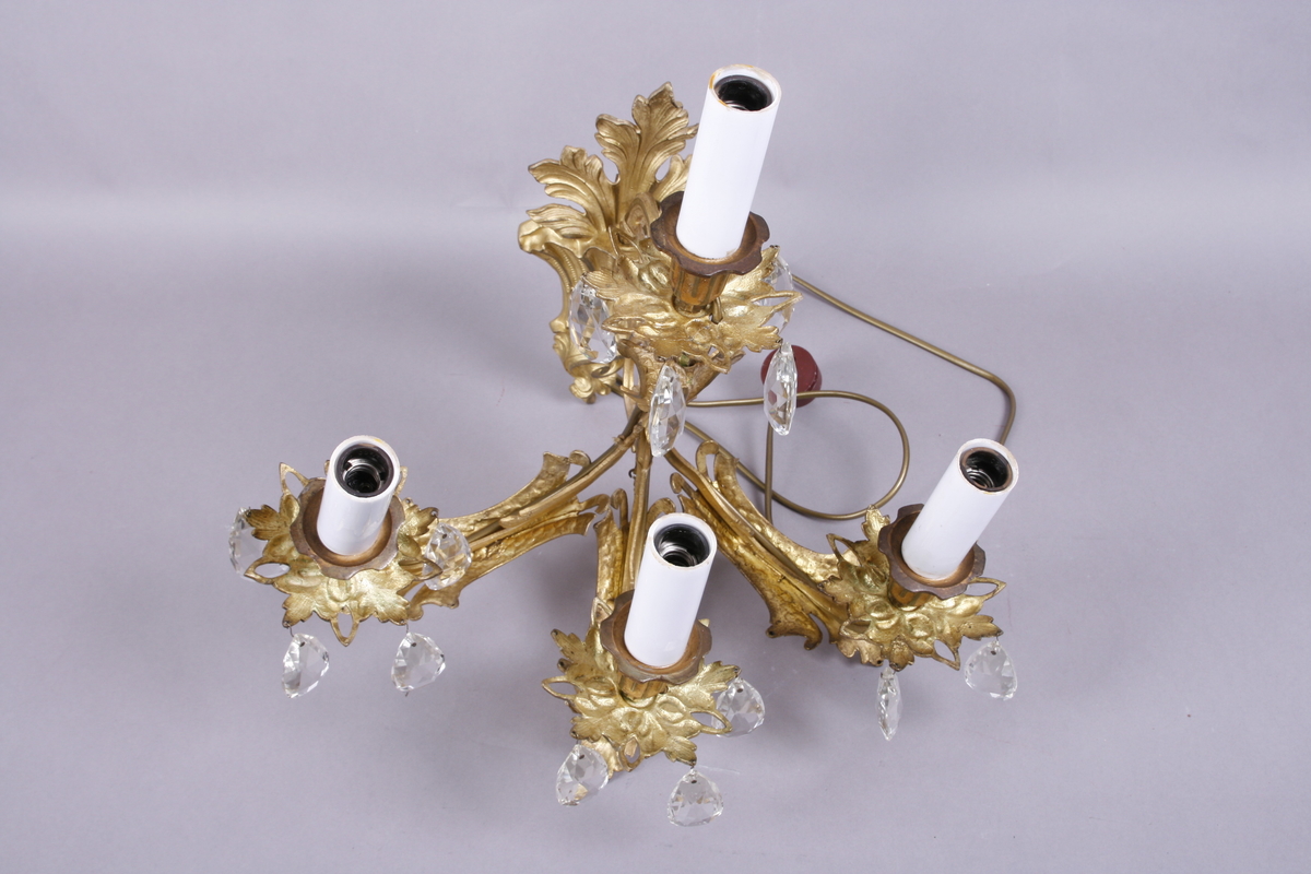 Elektrisk vegglampe med tre armer. Støpt metall. Forgyllet. Påhengte fasetterte glassdråper.