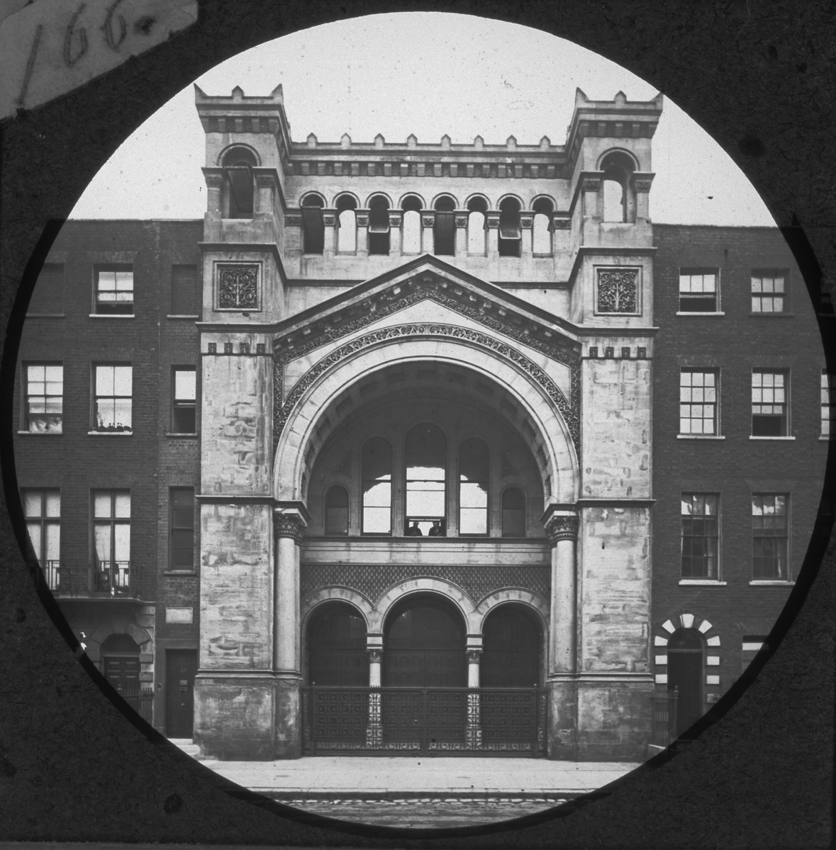 "Scioptikoniska Bilderna Förevisas af Oscar, Wilhelm, August Mullin".
Skioptikonföreläsningserie. "353 The Jewsl Synagogue, Upper Berkeley-street".