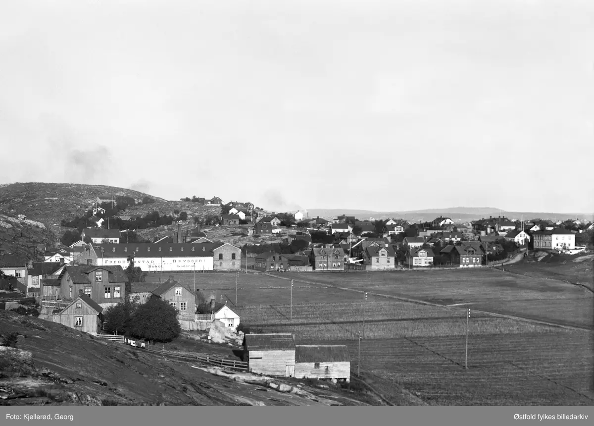 Fredrikstad Bryggeri i Bydalen.  Bryggeriet oppført i 1877.
På skilt: Frederikstad Bryggeri anbefaler Bok Øl og Lager Øl.
Kiæråsen i bakgrunnen.