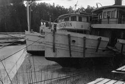 Skärgårdsbåtar vid Ekensbergs varv 1970. Vid Mörtviken mot R