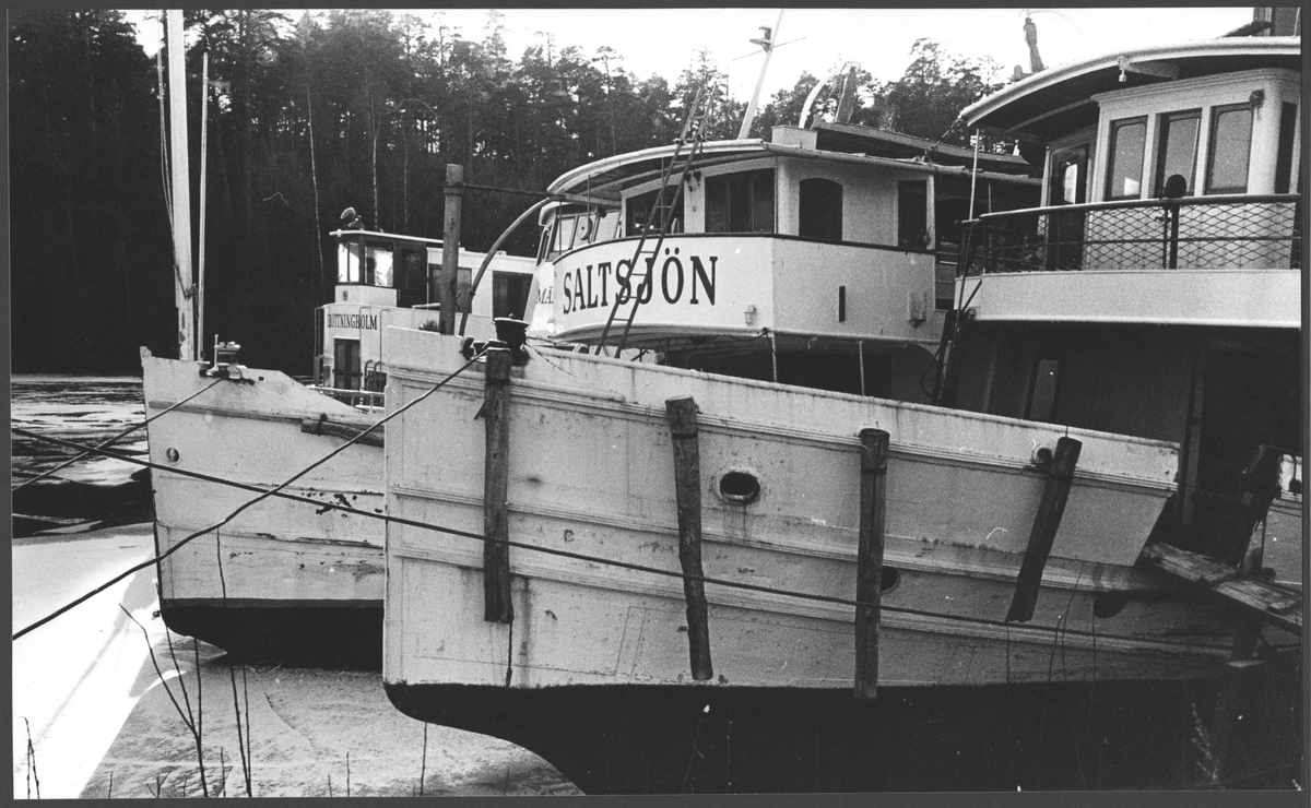 Skärgårdsbåtar vid Ekensbergs varv 1970. Vid Mörtviken mot Rävudden, närmast ÖSTANÅ I och SALTSJÖN, i bakgrunden DROTTNINGHOLM (urspr. VALKYRIAN) och MÄLARDROTT (urspr. GRISSLAN).