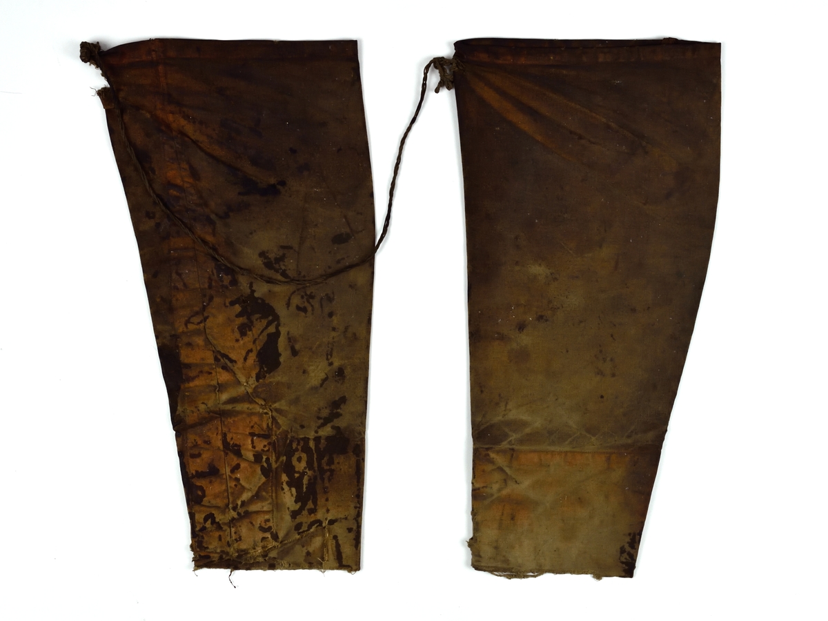 Armskydd av bomullsväv, behandlade med linolja. Består av två ärmar hopsatta med fiskgarn.