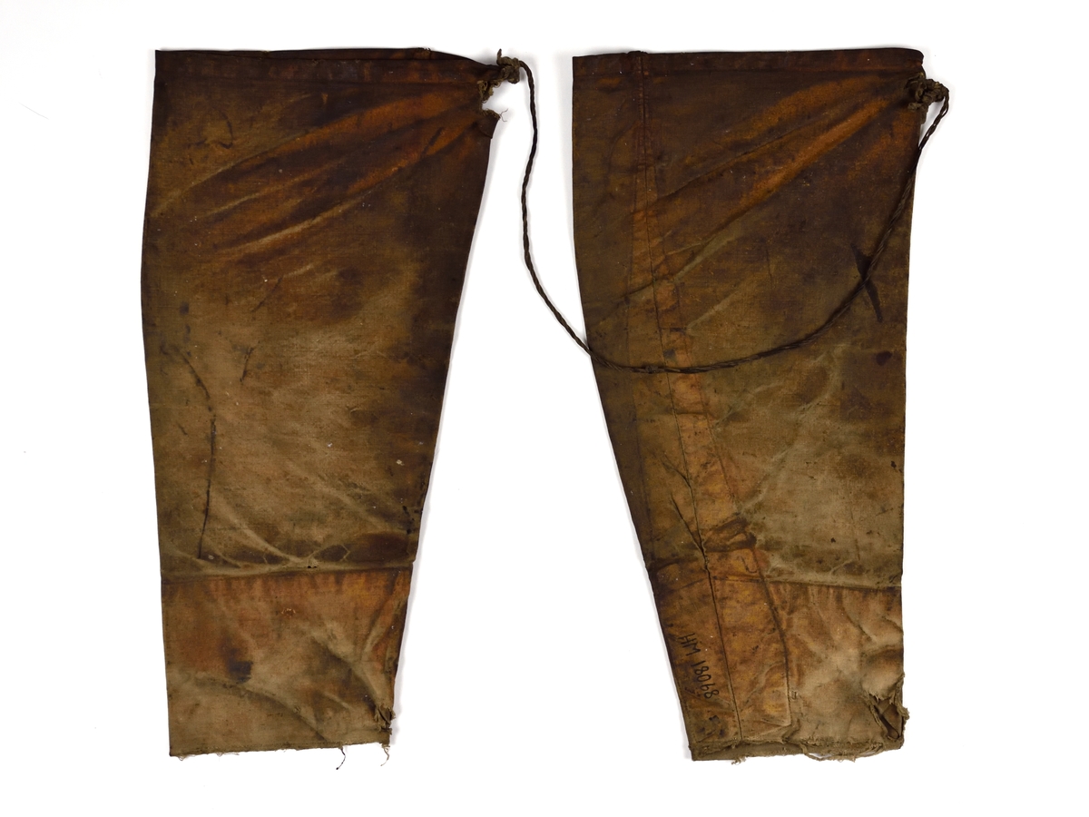 Armskydd av bomullsväv, behandlade med linolja. Består av två ärmar hopsatta med fiskgarn.