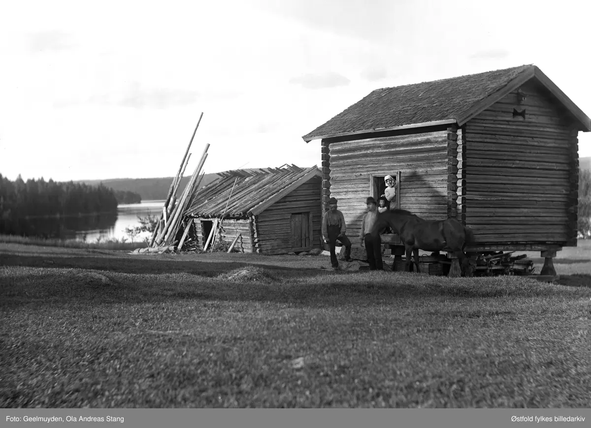 Stabburet på gården Haga i Rømskog. Uthus bygd 1860.
Kan det være Anders Olsen Nupp f. 1860 i Sverige og kona Rebekka Kr.dtr. f. 1860 i Rømskog vi ser, og dattera Tora f. 1887? (Folketelling 1910 for Rømskog) og kanskje far til Rebekka?