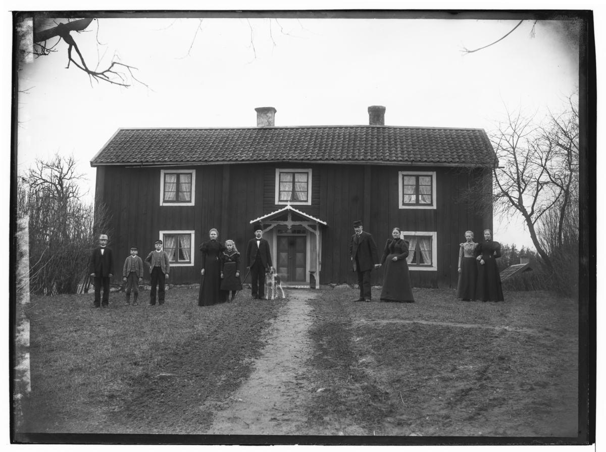 Byggnader, 10 personer.
C.G. Carlsson