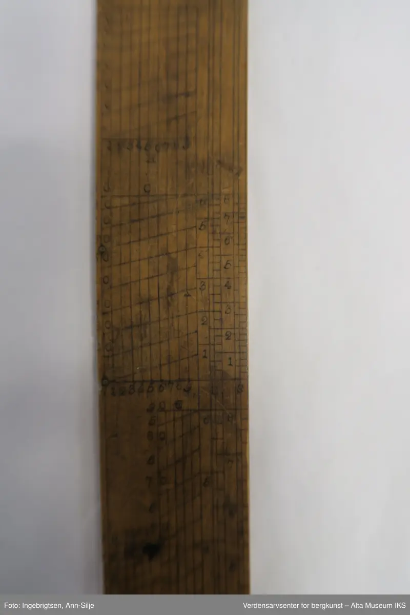 Trestav som er formet som en linjal eller regnestav. Günterstaven er en regnestav brukt til å beregne posisjon ved astronomisk navigasjon. Det er en logaritmisk regnestav for navigasjon.