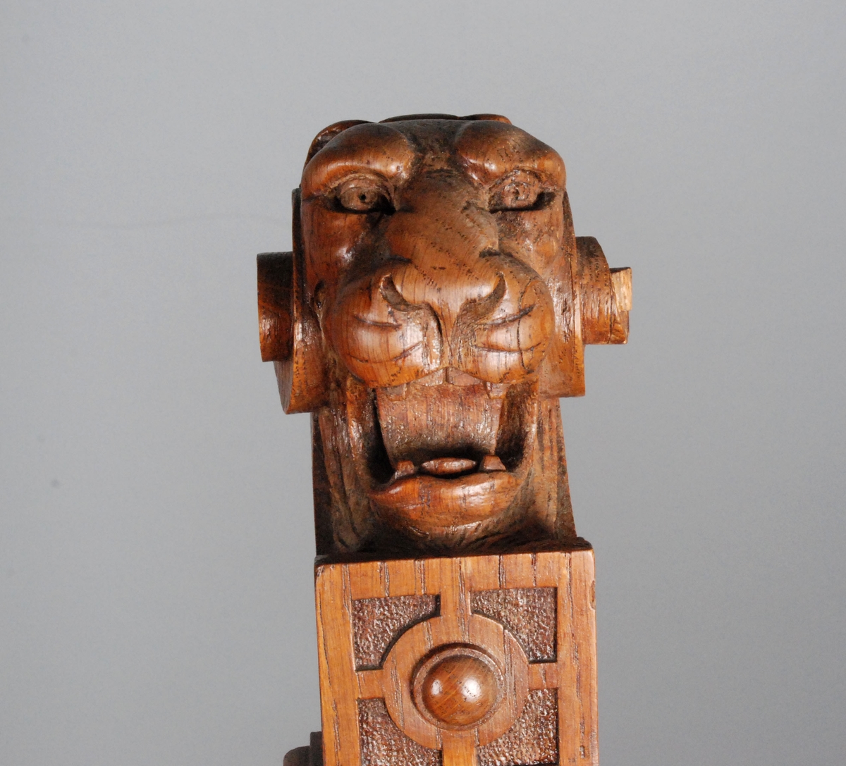 "Løvehoder, akantus, volutter, og tekstilene er inspirert av norske ruteåkler og orientalske tepper" Sitat reg.kort