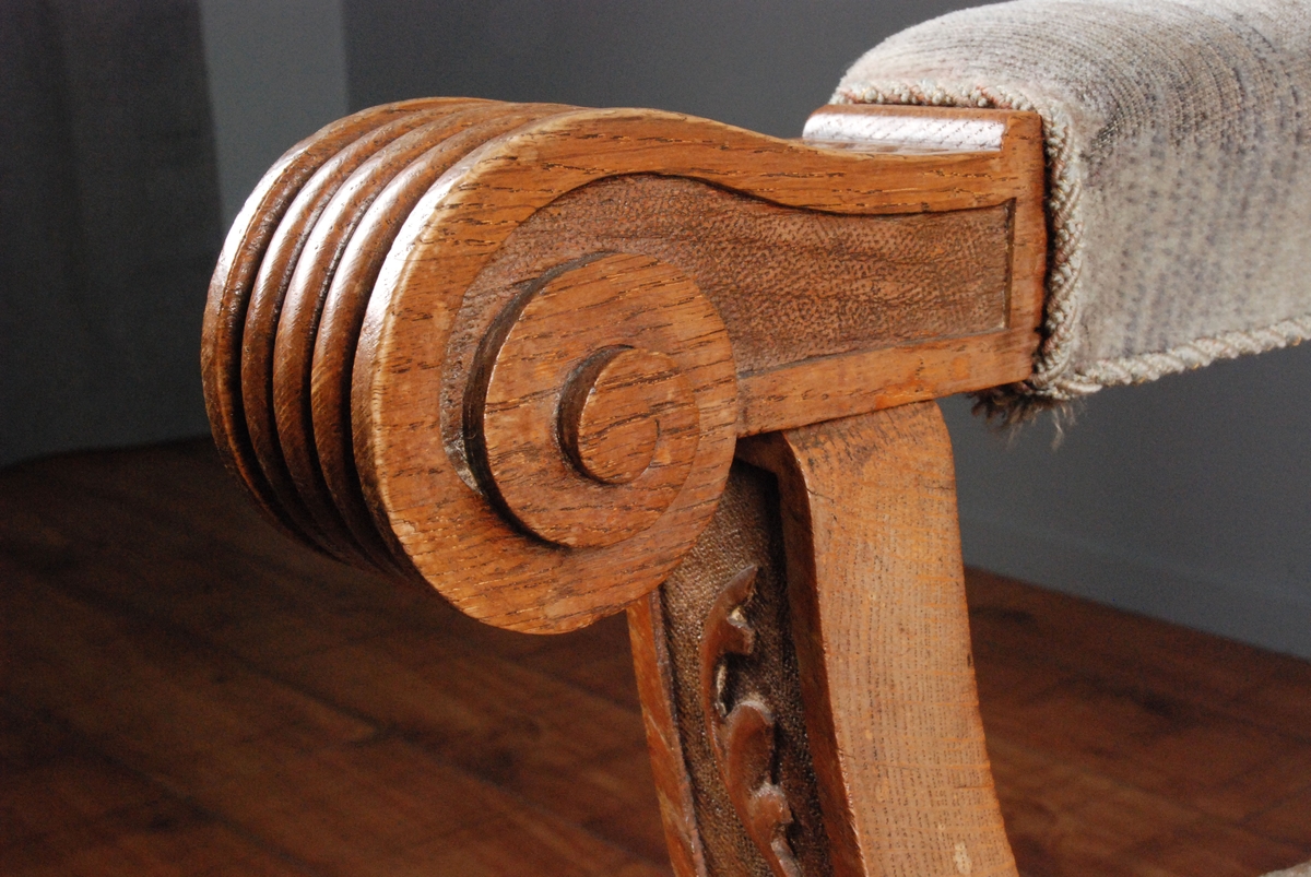 "Løvehoder, akantus, volutter, og tekstilene er inspirert av norske ruteåkler og orientalske tepper" Sitat reg.kort