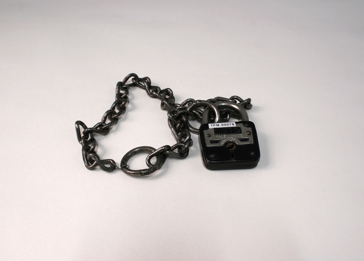 Lenke med lås. Det følger med et illustrasjonsfoto som viser hvordan jernet ble brukt og en tekst.