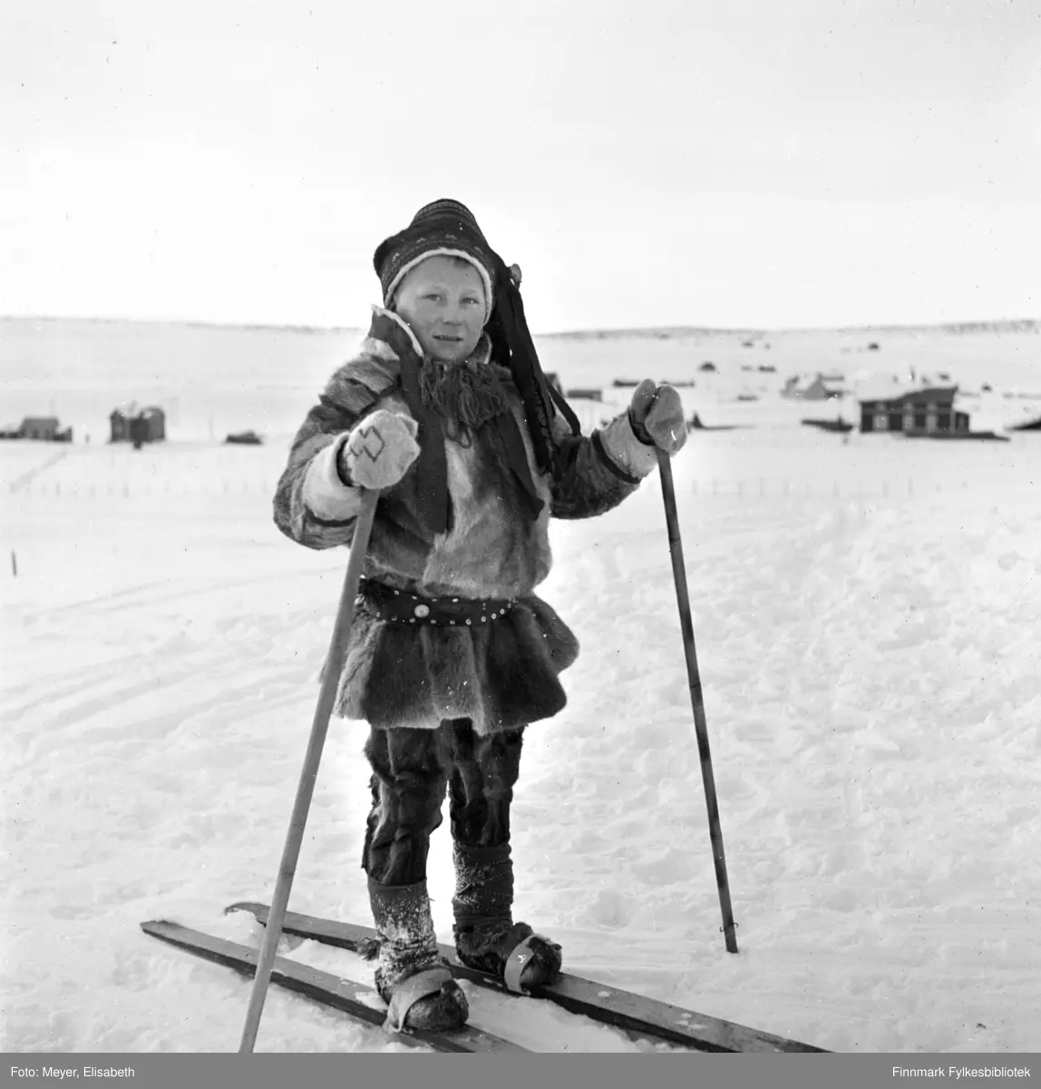 Nils Mathis Mathisen Hætta på ski, Karasjok ved påsketider 1940 ...