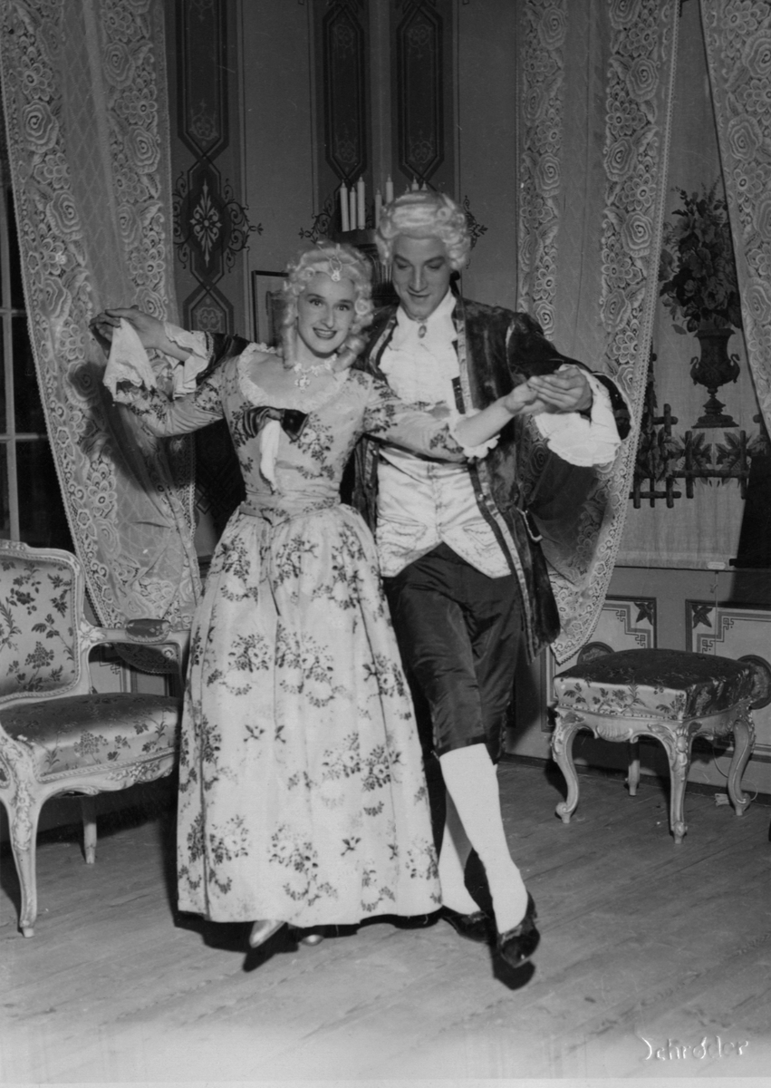 Danseoppvisning i mozartsalen i forbindelse med åpningen av musikkhistorisk museum. Dansere er Randi Kramer Johnsen og Jan Voigt.