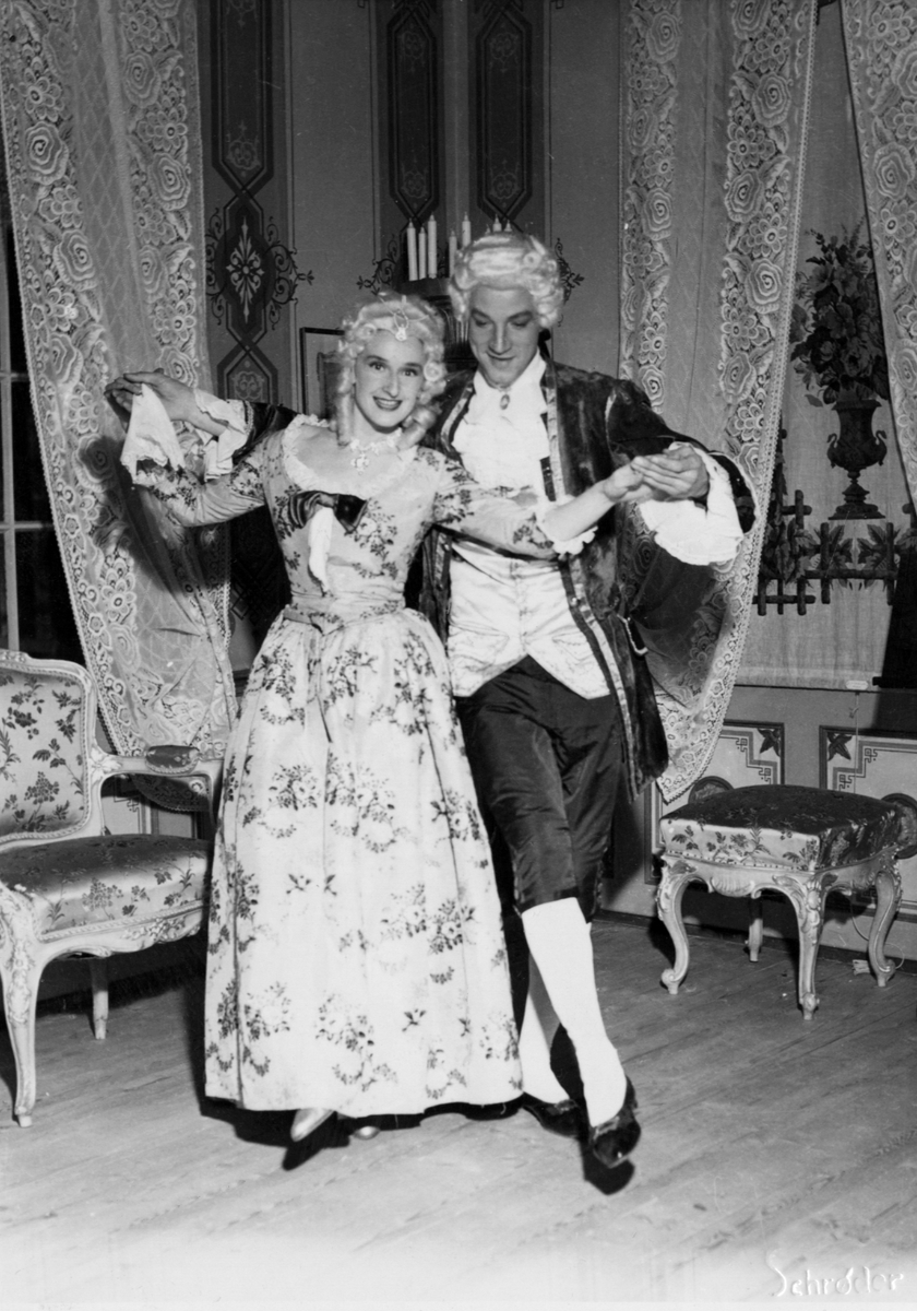 Danseoppvisning i mozartsalen i forbindelse med åpningen av musikkhistorisk museum. Dansere er Randi Kramer Johnsen og Jan Voigt.