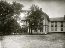 Hovedbygningen sett fra tunet. Hovedbygningens verandaparti 